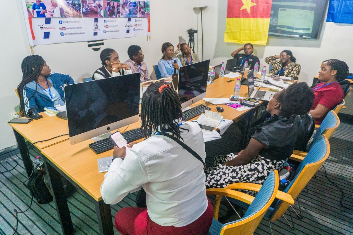 Les participantes et participants de TANTI JEUNES 2026 construisent leur business plan avec lâintelligence artificielle Ă Douala