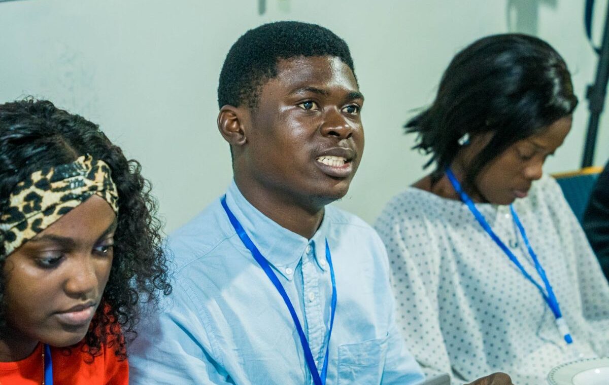 Yves Valentin Moussima Nyabi prend la parole pendant la formation TANTI JEUNES 2026 à Douala