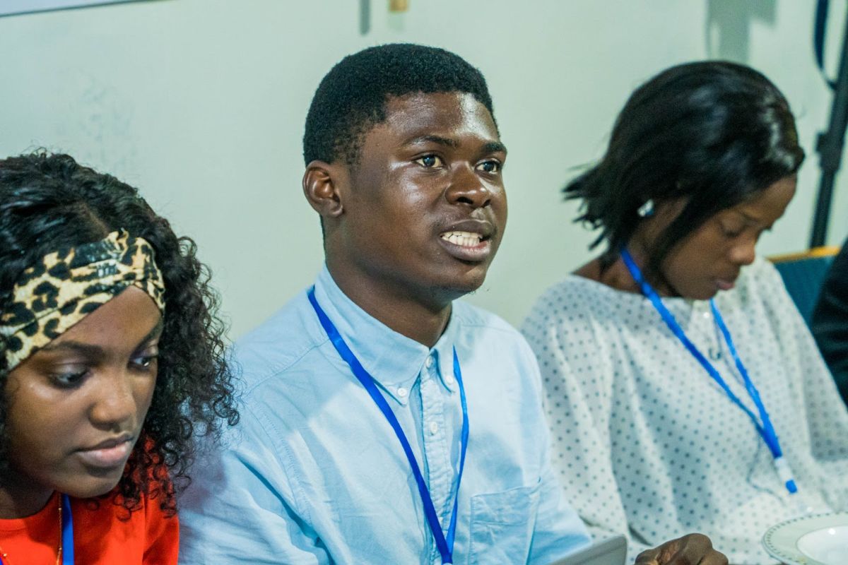 Yves Valentin Moussima Nyabi prend la parole pendant la formation TANTI JEUNES 2026 à Douala
